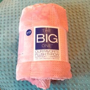 Kohl’s Oversized embossed plush throw blanket